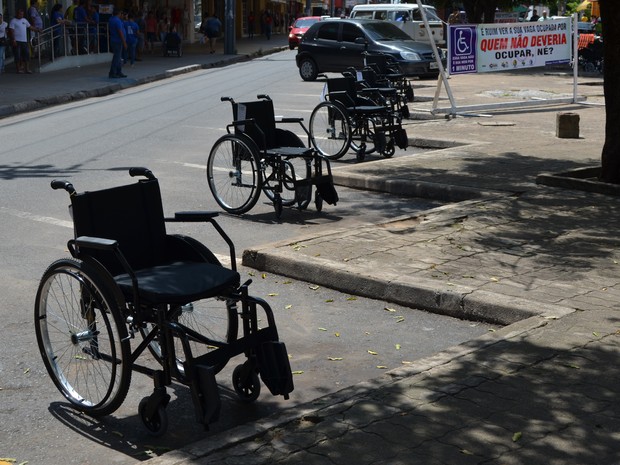 Cadeiras de rodas vazias ocuparam vagas em estacionamento do Centro da cidade (Foto: Amanda Teixeira/G1 RR)