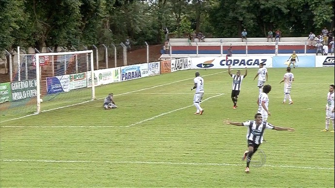Gol de Jullyan, do Corumbaense, sobre a Serc em Chapadão do Sul (Foto: Reprodução/TV Morena)