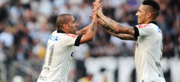 Emerson Sheik e Guerrero comemoram quarto gol do Corinthians (Foto: Marcos Ribolli)