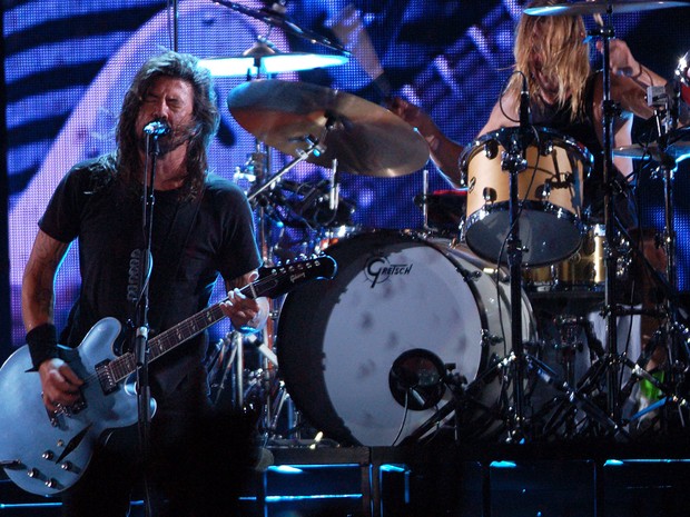 Com o baterista Taylor Hawkings ao fundo, Dave Grohl comanda o público do Foo Fighters durante show da banda no Estádio do Morumbi, em São Paulo (Foto: Fábio Tito/G1)