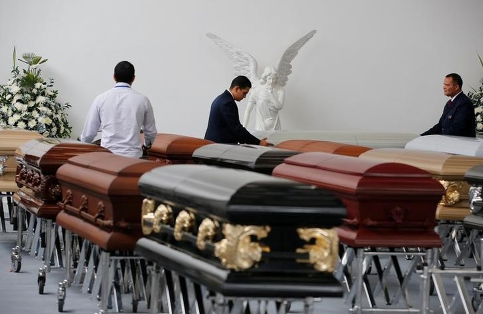 Caixões de vítimas de acidente com avião da Chapecoense são preparados para embarque para o Brasil, em Medellín (Foto:  REUTERS/Jaime Saldarriaga)
