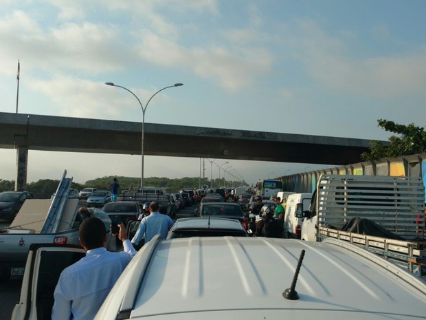 Motoristas engarrafados na Linha Vermelha durante suspeita de assaltos (Foto: Renan Alves / Arquivo Pessoal)