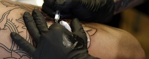 Anvisa bane 14 marcas de tinta de tatuagem (Lionel Bonaventure/AFP)