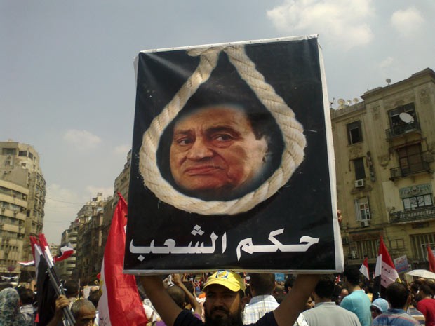 Cartaz mostra Mubarak 'enforcado' durante protesto que derrubou o regime (Foto: Aldo Sauda/G1)