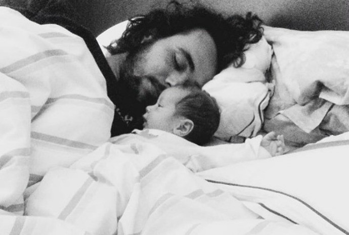 Olha que fofura! Bruno fez o clique na cama, junto com o pequeno Antonio. (Foto: Instagram / Bruno Ferrari) Olha que fofura! Bruno fez o clique na cama, junto com o pequeno Antonio. (Foto: Instagram / Bruno Ferrari)