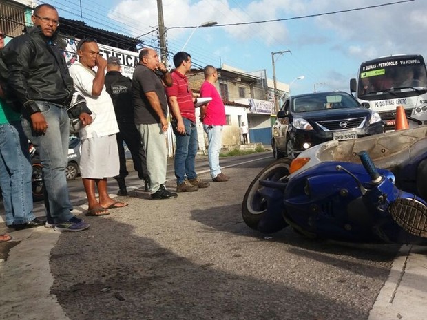 Colisão envolveu um micro-ônibus e uma motocicleta  (Foto: Marksuel Figueredo/Inter TV Cabugi)