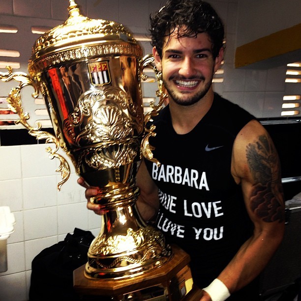 Alexandre Pato com a taça de campeão Paulista (Foto: Reprodução/Instagram)