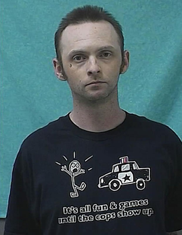 Rocky Fisher foi preso usando camiseta com frase 'tudo são jogos e diversão até a polícia chegar' (Foto: Divulgação/Nez Perce County Sheriff's Office)