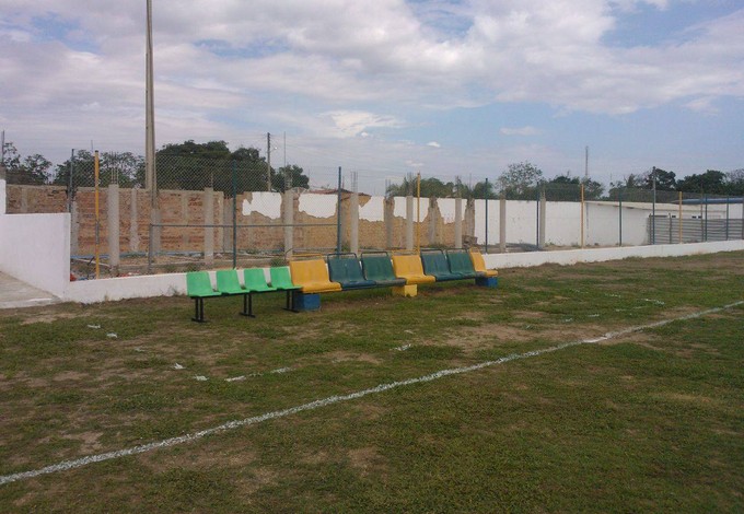 Jogadores do Moto Club tiveram que ficar sem abrigo no banco de reservas (Foto: Moto Club/Divulgação) Jogadores do Moto Club tiveram que ficar sem abrigo no banco de reservas (Foto: Moto Club/Divulgação)