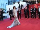 Eva Longoria dispensa calcinha e usa vestido com transparência