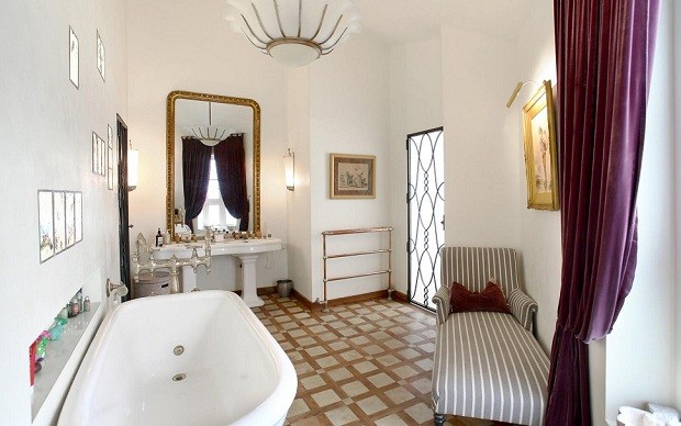 Banheiro da mansão  (Foto: Divulgação Emile Garcin Propriétés)