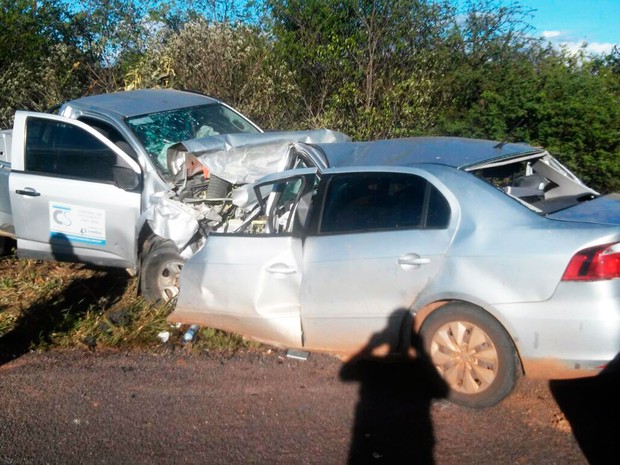 Duas pessoas que estavam na caminhonete ficaram feridas (Foto: Divulgação/Polícia Rodoviária Federal)