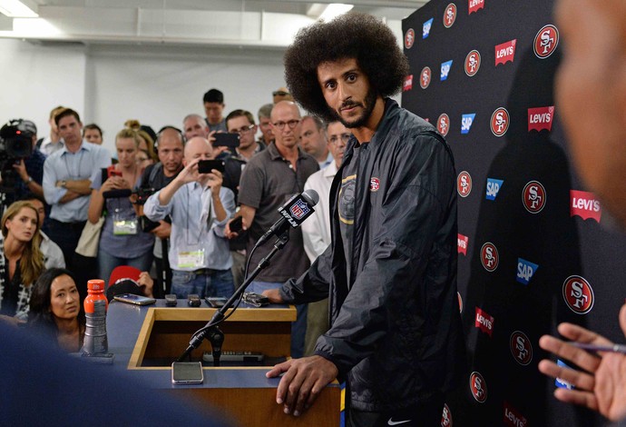 Colin Kaepernick, do San Francisco 49ers, em entrevista coletiva - NFL (Foto: Jake Roth-USA TODAY Sports)