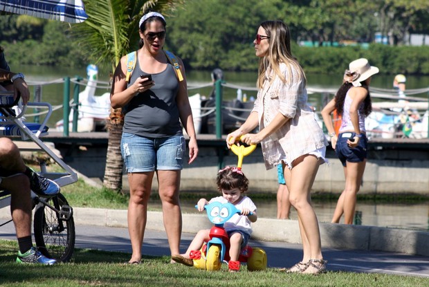 Fernanda Pontes com a filha, Malu, na Lagoa (Foto: JC Pereira / AgNews)