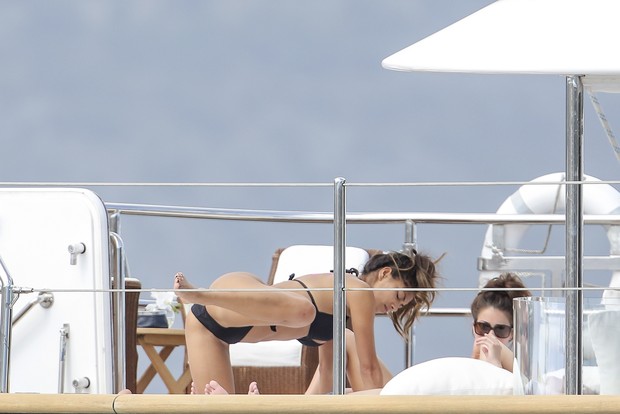 Nicole Scherzinger faz exercício e acaba clicada em posição estranha (Foto: Splash News/AKM-GSI)