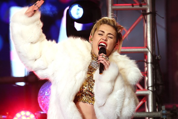 Miley Cyrus estaria tentando conquistar um ex-namorado de sua irmã, Brandi, Sam Hancock, o que teria gerado muitas brigas na família (Foto: Getty Images)