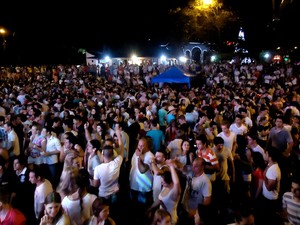 Dezenas de pessoas acompanharam a chegada do Ano Novo em Itá, no Oeste (Foto: Nádia Strate/RBS TV)