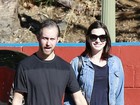 Anne Hathaway passeia com marido  após anunciar gravidez