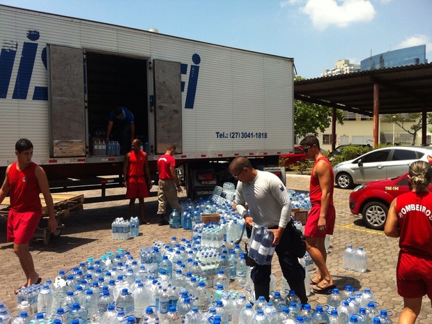 Corpo de Bombeiros abastece caminhão com doações de água, no Espírito Santo (Foto: Major Pimenta/ Corpo de Bombeiros)