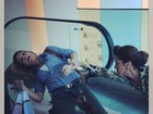 Giovanna Antonelli 'salva' Flávia Alessandra de cair da escada rolante