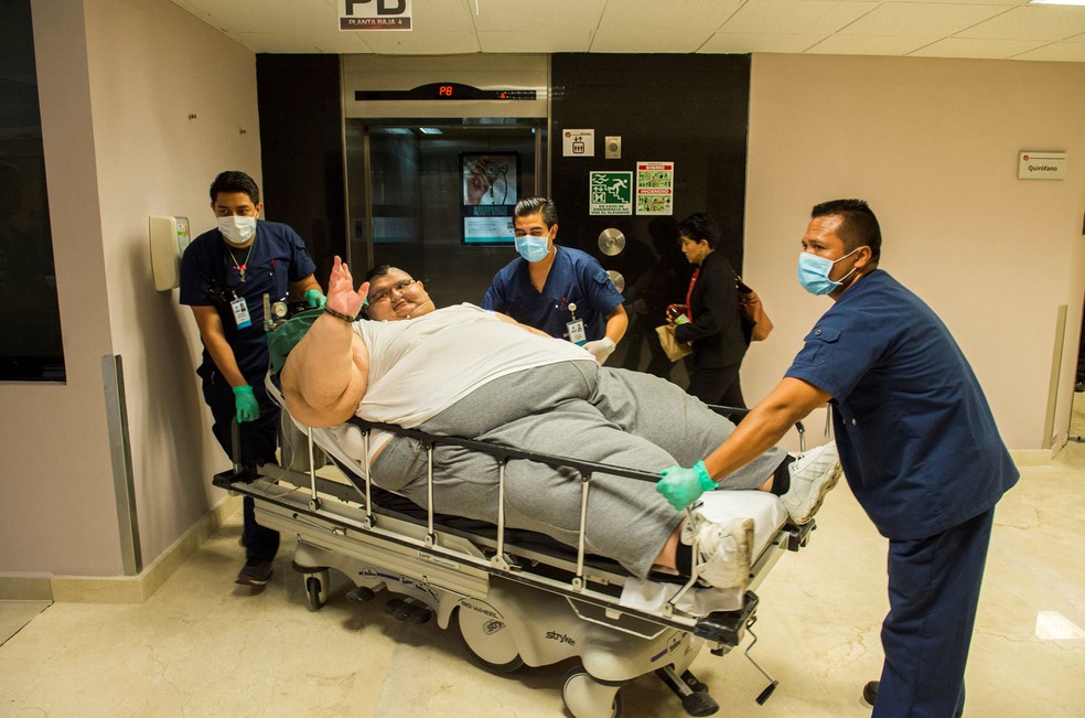  Juan Pedro Franco, de 32 anos, chega a hospital em Guadalajara, no México, nesta sexta-feira. Ele chegou a ser o homem mais obeso do mundo, mas já perdeu mais de 170 quilos  (Foto: Hector Guerrero / AFP)