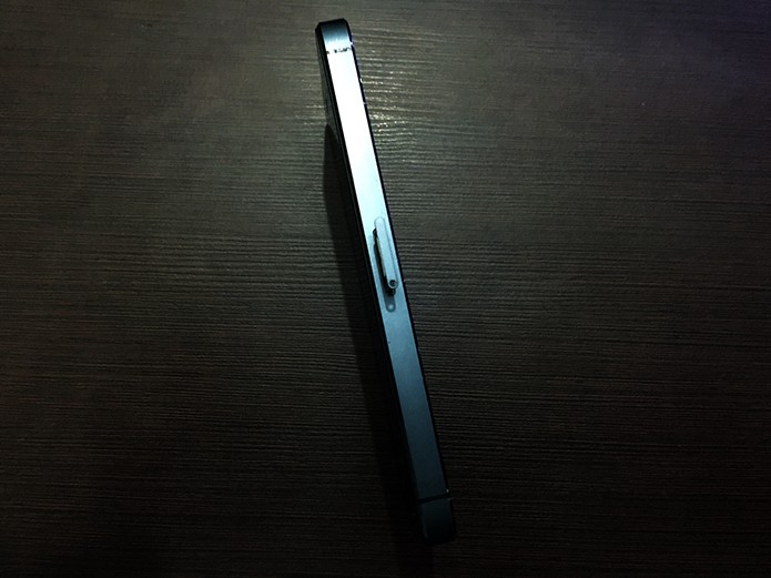Recoloque o compartimento, com o chip, no celular (Foto: Thiago Barros/TechTudo)