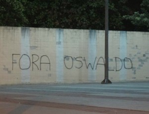 Muros do Engenhão são pichados por membros de organizada do Botafogo (Foto: Thales Soares)