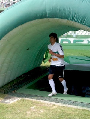 Zagueiro Leandro Almeida é apresentado no Coritiba (Foto: Gabriel Hamilko)
