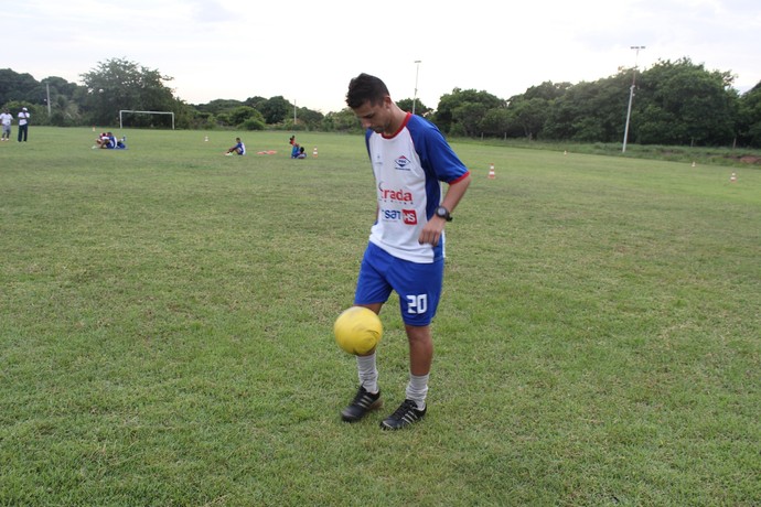 Leto, meia do Enxuga Rato bate-bola no CT do clube (Foto: Ramiro Pena/GloboEsporte.com)