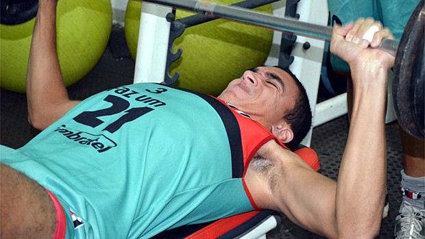Zagueiro Henrique Mattos quer recuperar forma física para brigar por vaga no time titular (Foto: Cleber Akamine / globoesporte.com)