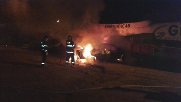 Bombeiros tentam combater as chamas (Foto: Silvio Romeiro / TV Tem)