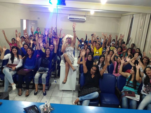 Klebson caracterizado de Marília Mendonça durante aula do cursinho pré-vestibular em Garanhuns (Foto: Klebson Cordeiro/Arquivo Pessoal)