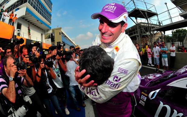 Julio Campos abraça o chefe da equipe Mico's após sua primeira pole na Stock Car (Foto: Duda Bairros / Stock Car)