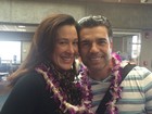 Com colar havaiano, Claudia Raia posa com o namorado: 'Aloha'