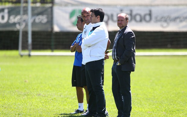 Rui Costa (C) e Marcos Chitolna (D) acompanham treinos do Grêmio em Bogotá (Foto: Lucas Uebel/Grêmio FBPA)