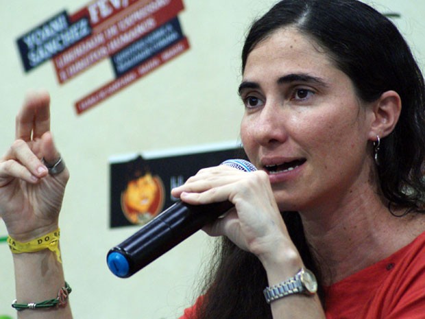 Yoani Sanchéz participa de debate em ginásio em Feira de Santana, na Bahia (Foto: Egi Santana/G1)