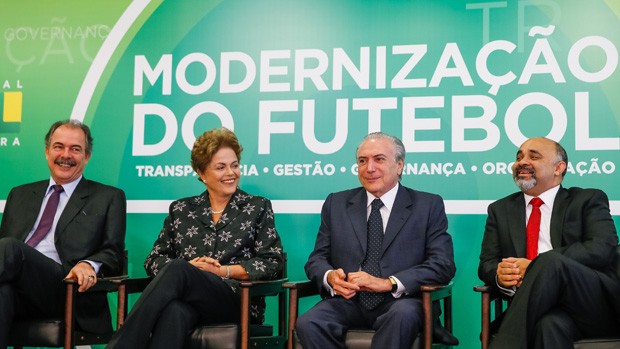 Em solenidade no Palácio do Planalto, Dilma assinou medidas de modernização do futebol (Foto: Roberto Stuckert Filho/PR)