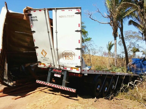 Caminhão perdeu o controle por irregularidades no trecho da BR-153 (Foto: Fernando Paparazzo/Divulgação)