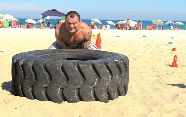 Gleison Tibau treino na praia MMA (Foto: Adriano Albuquerque)