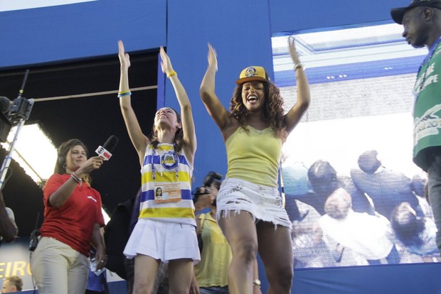 Juliana Alves comemora vitória da Unidos da Tijuca (Foto: Isac Luz / EGO)