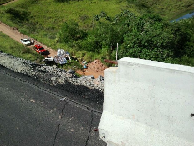 Acidente deixou três feridos na manhã desta sexta-feira (24) na Rodovia dos Tamoios (Foto: Carlos Santos/G1)