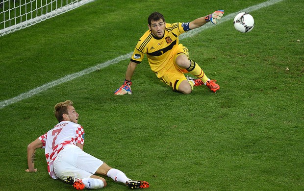 Croácia x Espanha, Ivan Rakitic e Iker Casillas (Foto: Agência AFP)