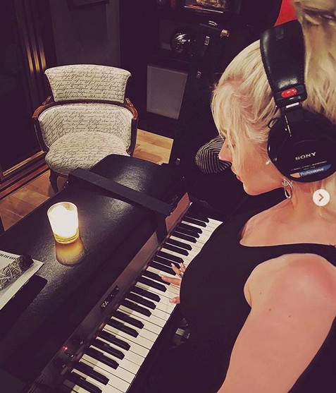 A cantora Christina Aguilera ensaiando em casa durante a quarentena (Foto: Instagram)