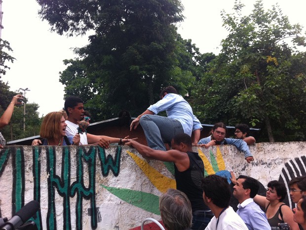 Deputado estadual Marcelo Freixo pula muro do museu para conversar com índios (Foto: Renata Soares/G1)