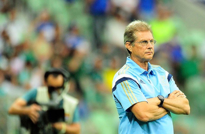 Oswaldo espera definição por Arouca e conta com retorno breve de Valdivia