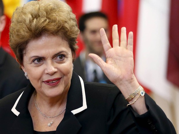 A presidente Dilma Rousseff acena ao sair da cúpula EU-Celac, que integra países da União Europeia, da América Latina e do Caribe, em Bruxelas, na Bélgica (Foto: François Lenoir/Reuters)