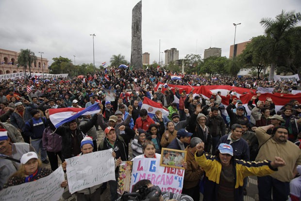 Manifestantes protestam em apoio ao presidente Fernando Lugo nesta sexta-feira (22) em frente ao Congresso em Assunção, capital do Paraguai (Foto: AP)