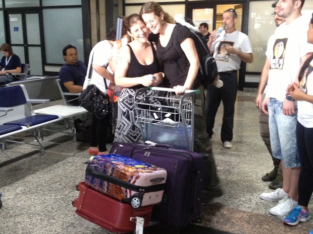 Ana Paula recebe o carinho da irmã Telma na chegada a Porto Alegre (Foto: Rafaella Fraga/G1)