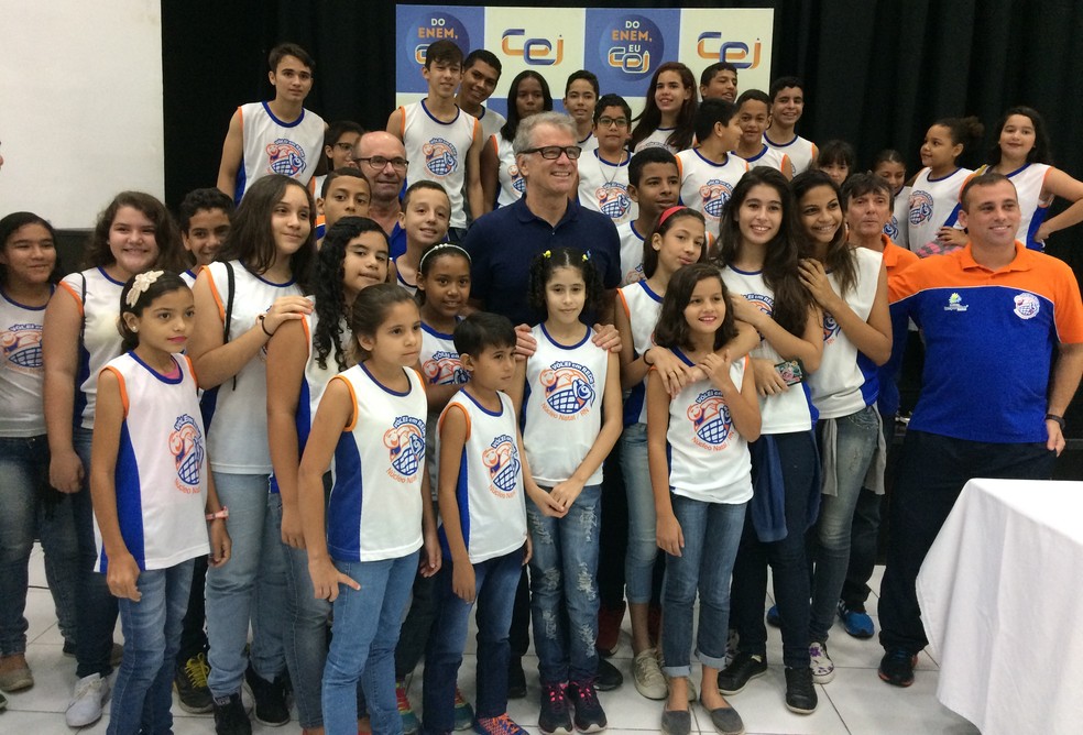 Bernardinho participa de encontro com alunos de projeto social e de escola particular em Natal (Foto: Augusto Gomes/GloboEsporte.com)