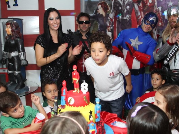 Alex, filho de Ronaldo Fenômeno, com a mãe, Michele Umezu, em casa de festas no Rio (Foto: Anderson Borde/ Ag. News)